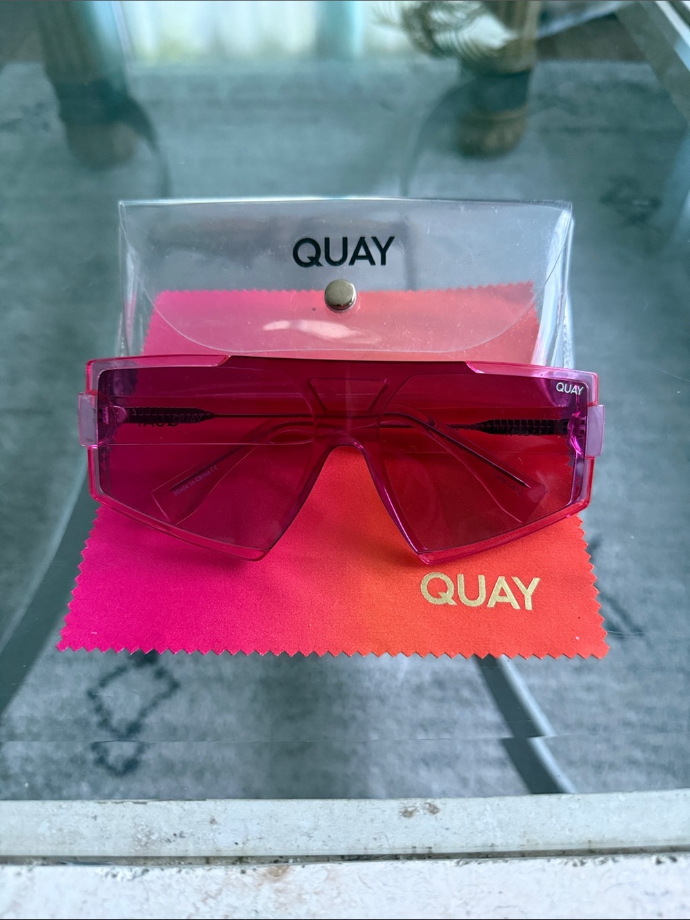 QUAY Space Age Sunglasses in Vibrant Pink. NWOT!